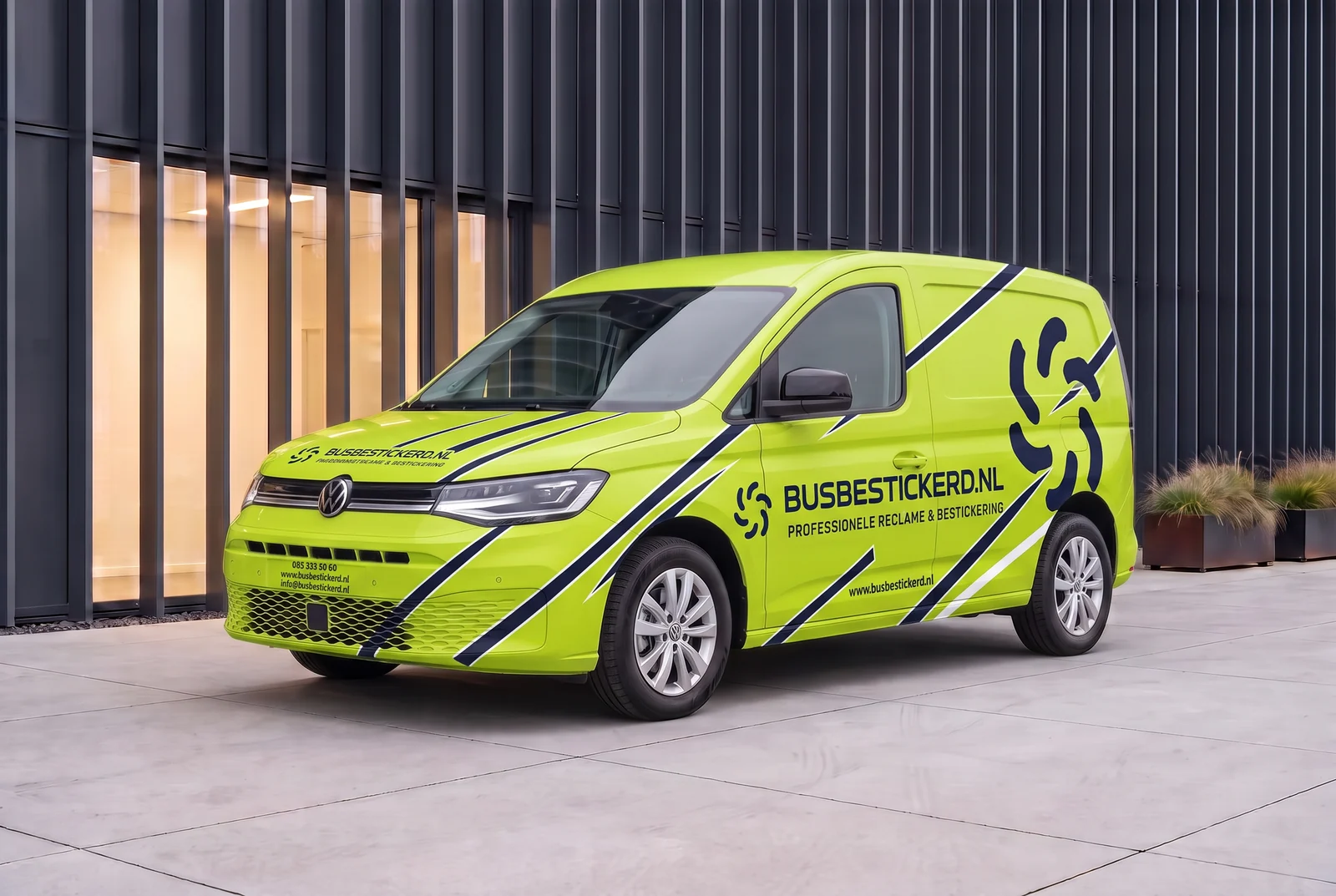 Voorbeeldontwerp pakket Car-wrap op een bestelauto