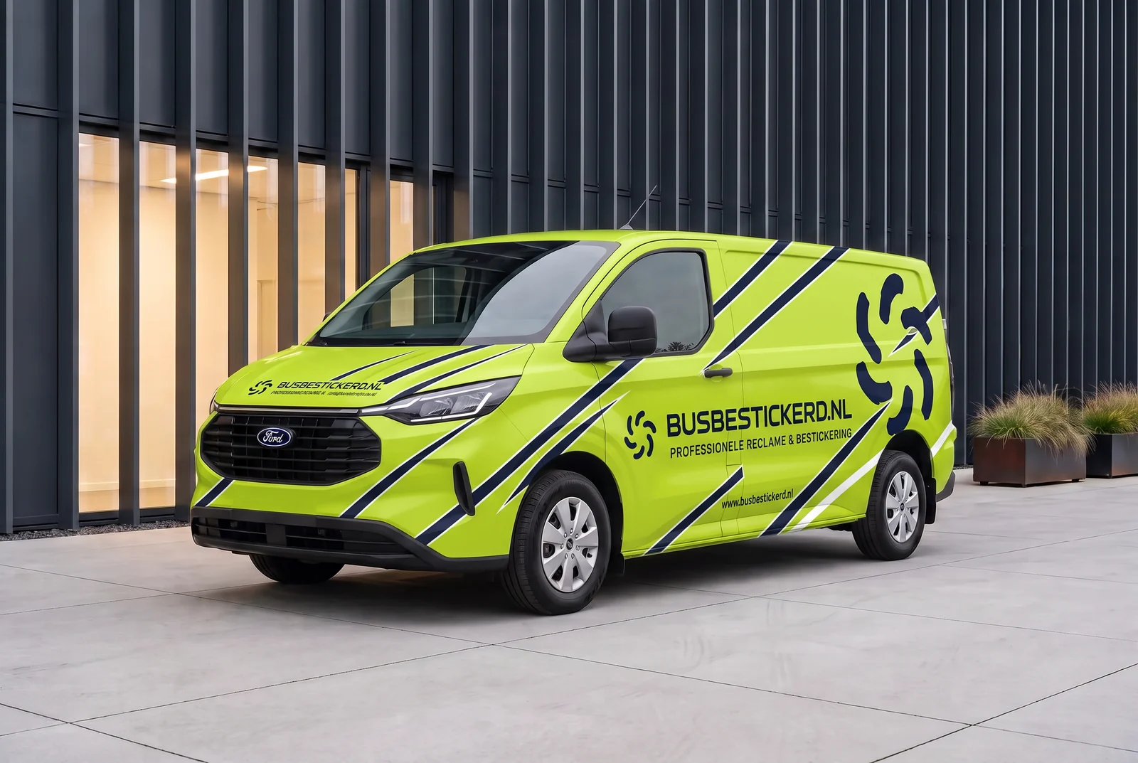 Voorbeeldontwerp pakket Car-wrap op een bestelbus